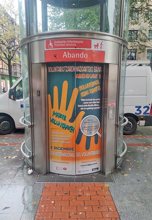 Voluntariado - Publicidad en Metro Bilbao - Ascensor exterior Abando